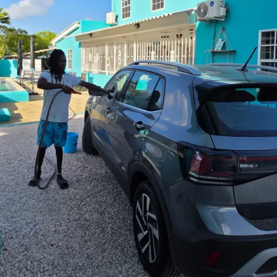 Professional car wash service by Shaka Solutions on Curaçao